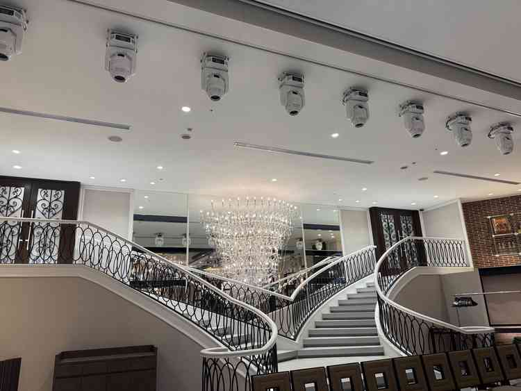 披露宴会場は大きなシャンデリア、階段が魅力的で広く感じた。プロジェクションマッピングの演出もいい