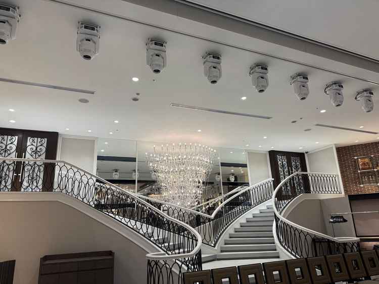 披露宴会場は大きなシャンデリア、階段が魅力的で広く感じた。プロジェクションマッピングの演出もいい