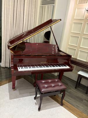 披露宴会場にあるグランドピアノ。演出としてピアノ演奏を希望するため、このカラーのピアノに惹かれました