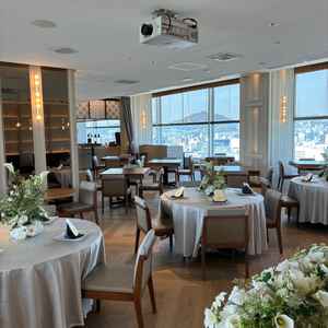 披露宴会場（大）ホテル最上階にあるレストランを披露宴会場として使用可能。展望が素晴らしい