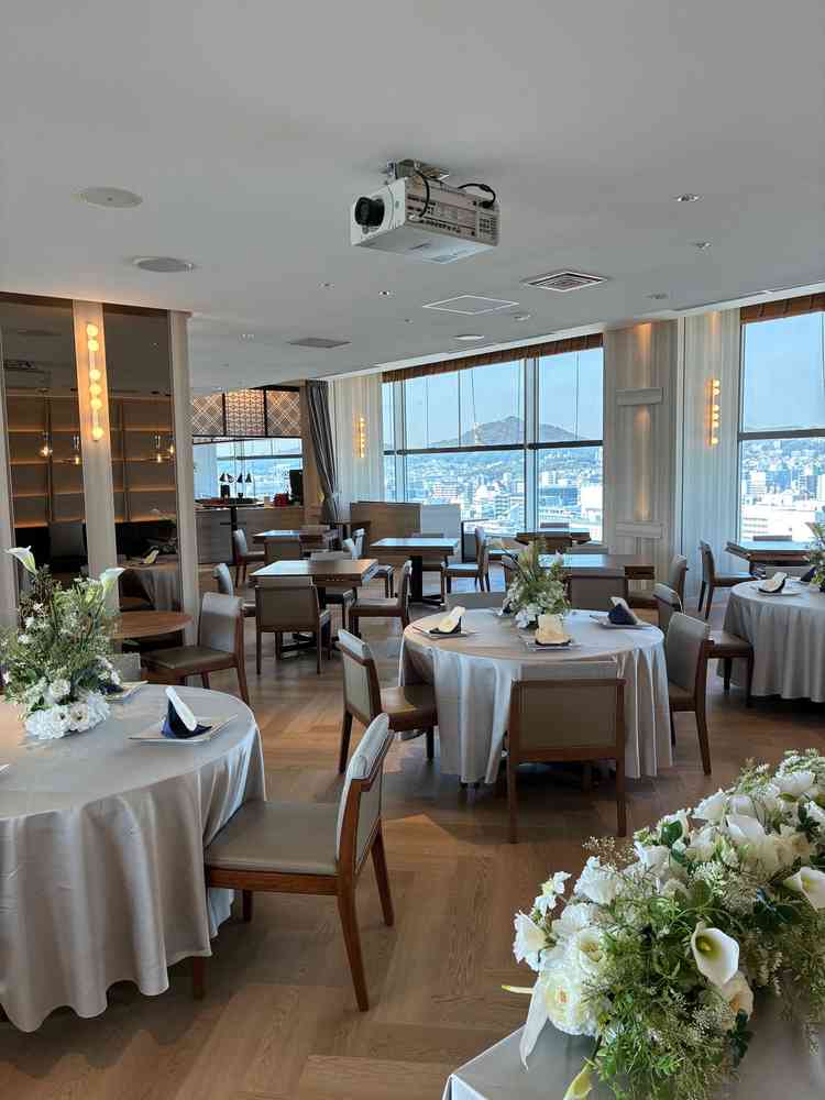 披露宴会場（大）ホテル最上階にあるレストランを披露宴会場として使用可能。展望が素晴らしい