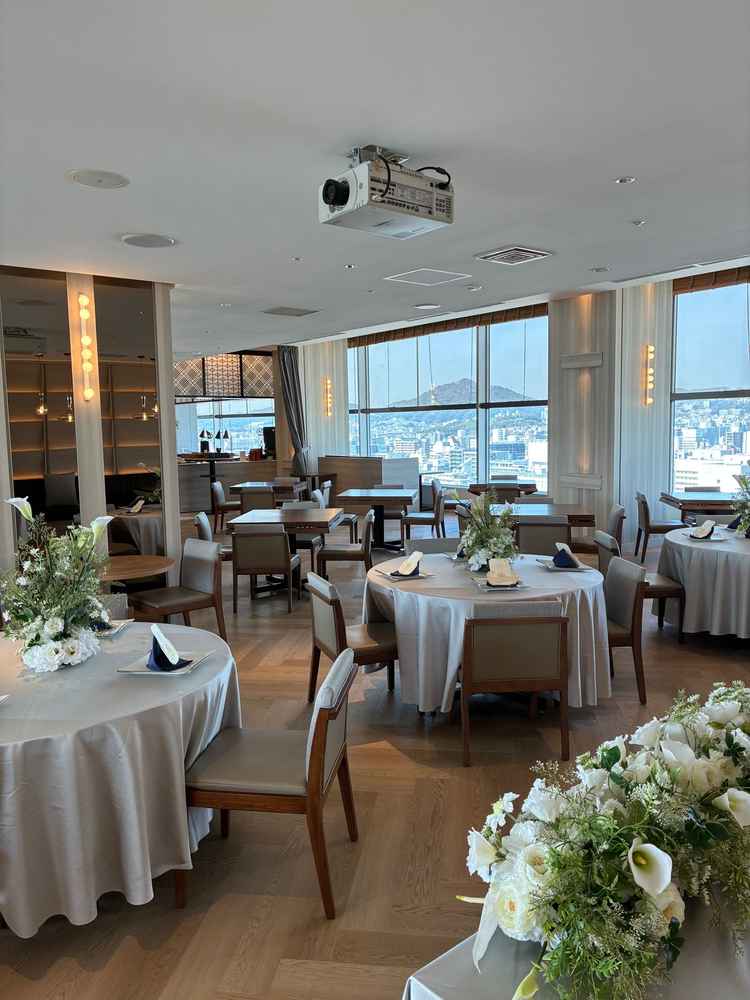 披露宴会場（大）ホテル最上階にあるレストランを披露宴会場として使用可能。展望が素晴らしい