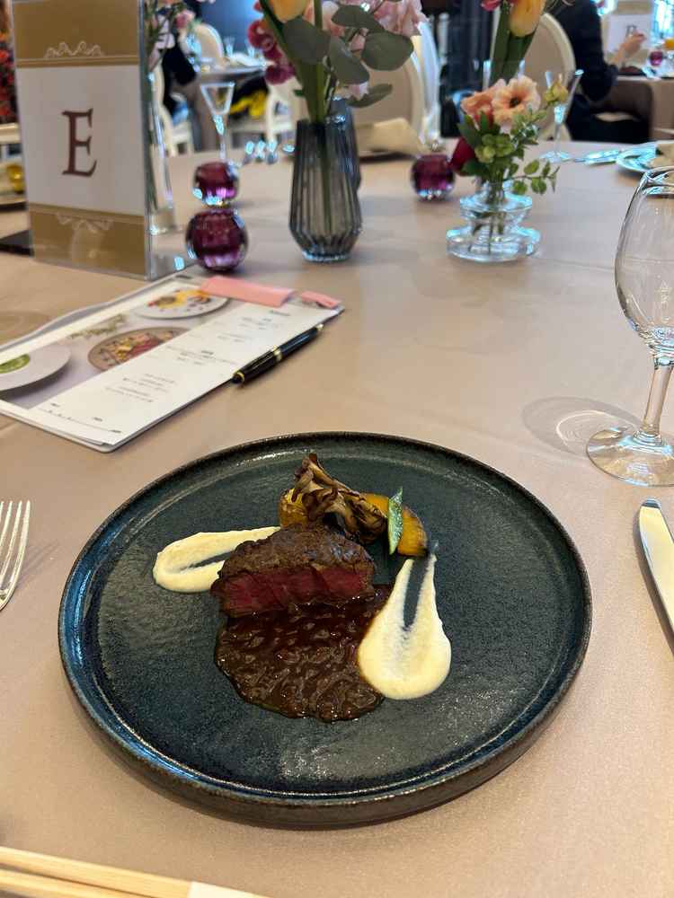 試食の肉メイン皿