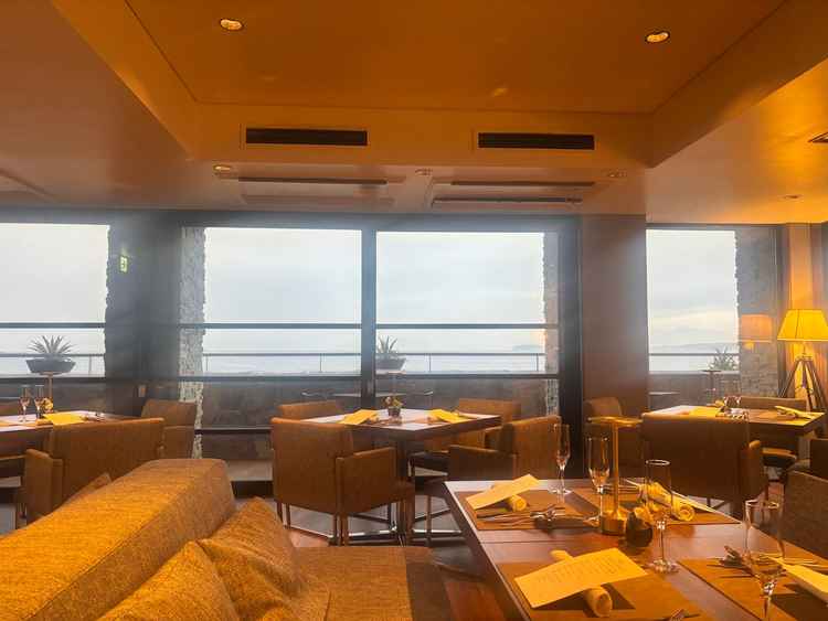 ゲストが待つ所。普段はレストランということもあり、雰囲気が素敵でした。こちらからも海がみえます