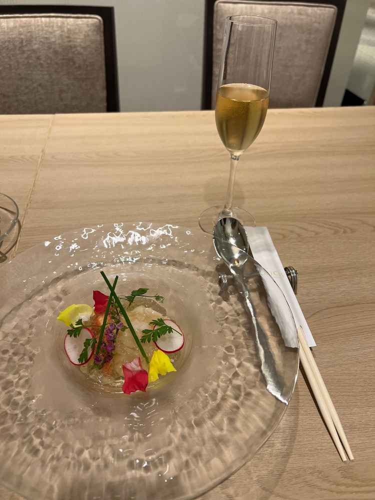 試食「オマール海老とホタテの冷製オードブルシャンタンのジュレ仕立て」具材が大きく満足感があった。