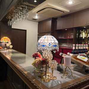 バーカウンターから、ウェルカムドリンクを提供