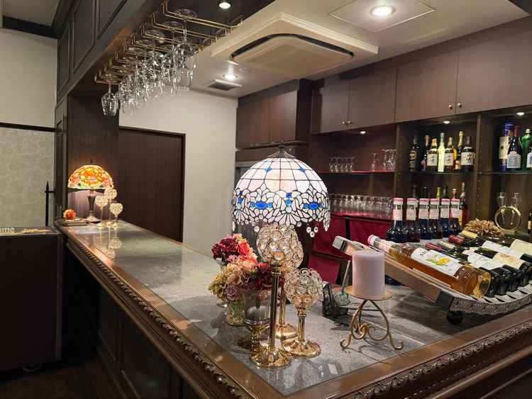 バーカウンターから、ウェルカムドリンクを提供