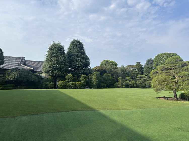 明治記念館の広々とした庭園。美しい芝生と豊かな緑が印象的 