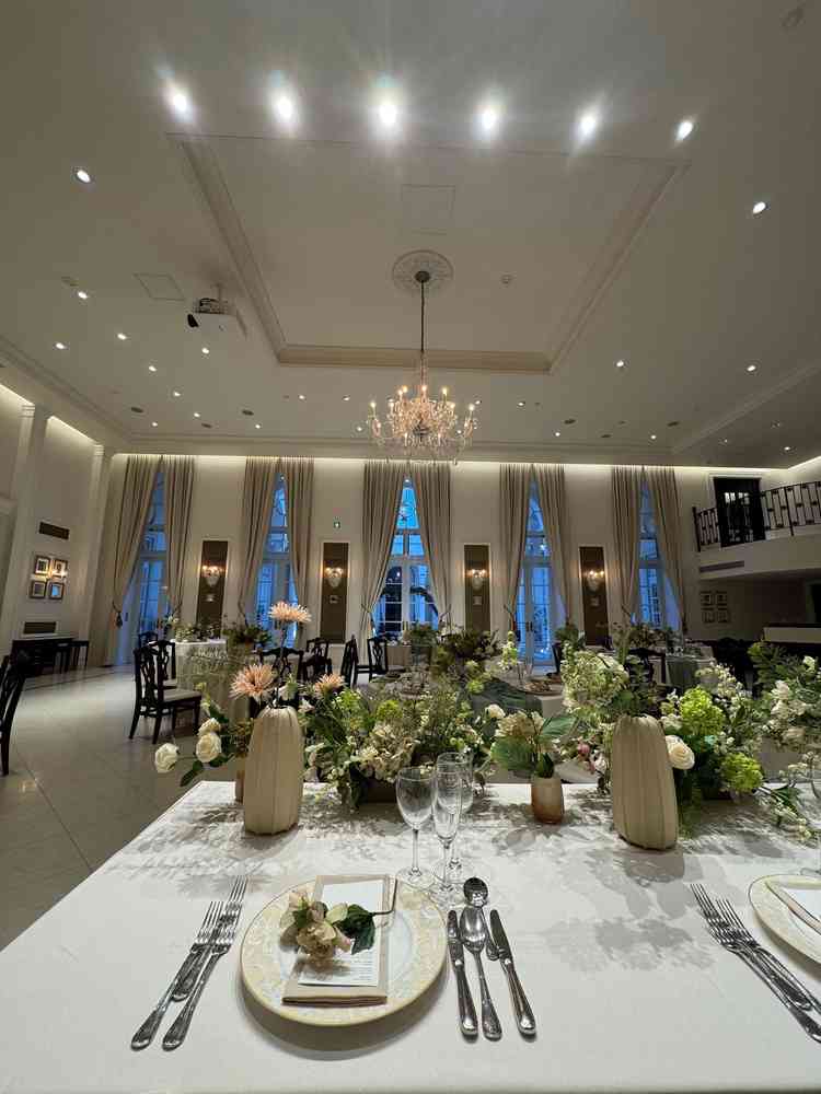 披露宴会場。天井が高く広く感じました。