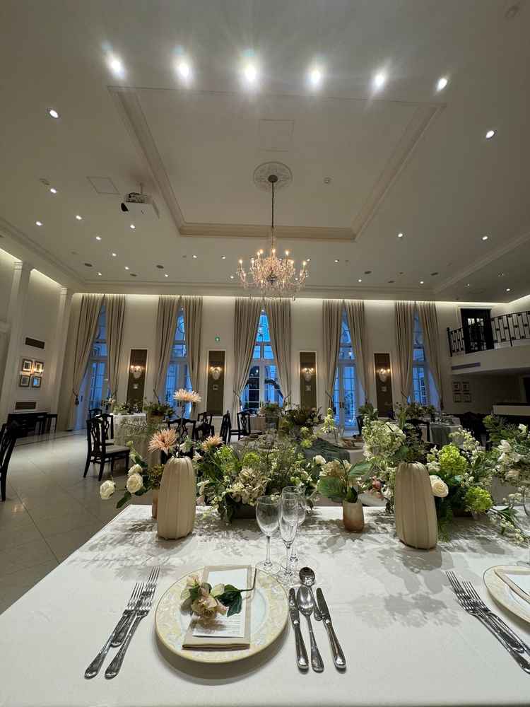 披露宴会場。天井が高く広く感じました。