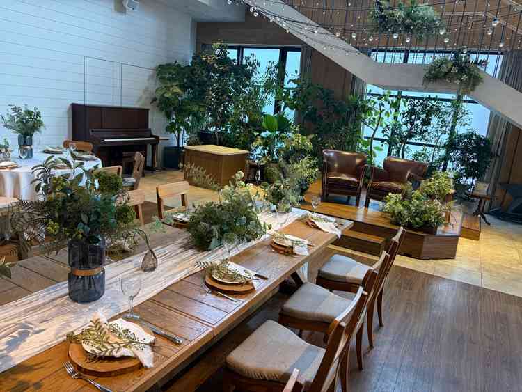 カジュアルな雰囲気の披露宴会場です