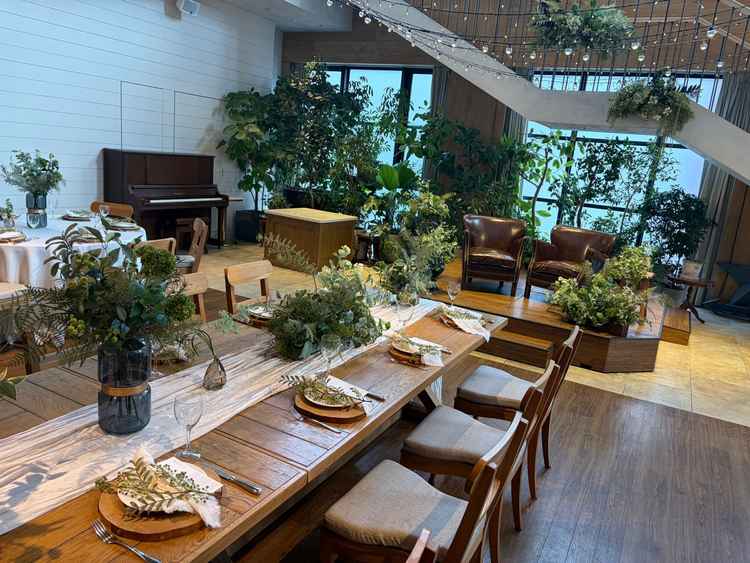 カジュアルな雰囲気の披露宴会場です