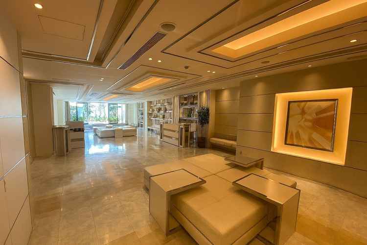 天井の間接照明がやさしく広がり、温かみのある空間。屋外スペースもあり表参道でうるさくもなくて良い。