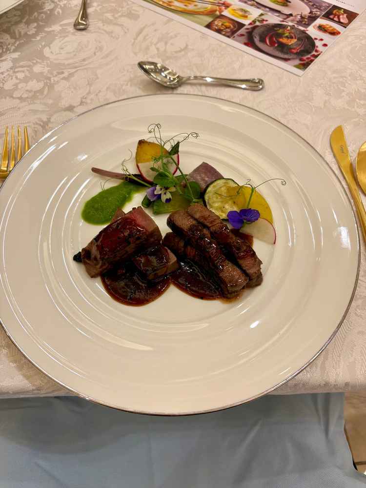 目の前でお肉を焼いていただきました。その他にもお魚のパイ包みや、3種類のデザートも試食しました。