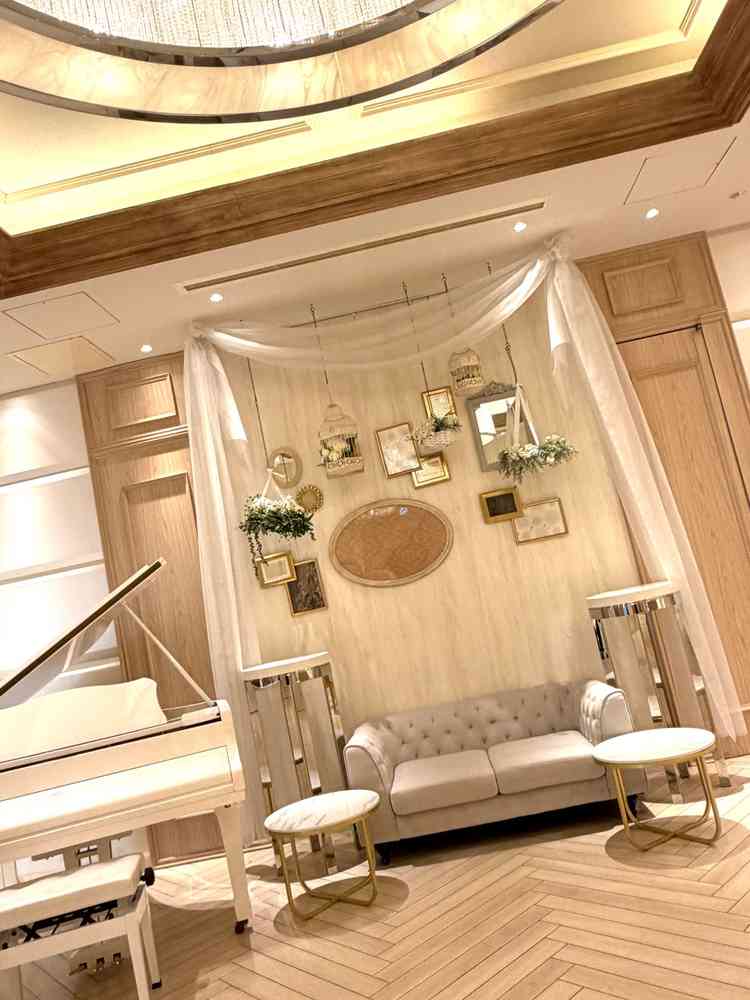 披露宴会場②の待合室。写真映えが期待できるかわいい空間。