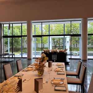 披露宴会場の中央前方。天井が高くとても開放感があります。