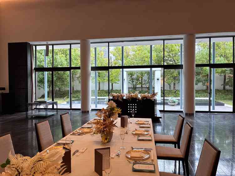 披露宴会場の中央前方。天井が高くとても開放感があります。