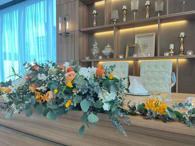 グリーンにオレンジをアクセントにした披露宴会場の様子。ウッド調と合わさり素敵な空間でした。