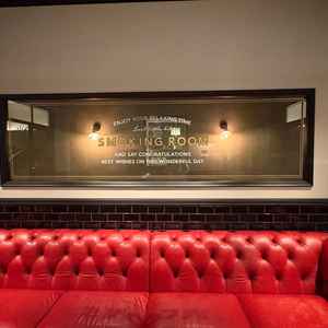 トイレ前にスモーキングスペースがあって、そこがめちゃくちゃ映えスポットで若い子とかはここめっちゃいい