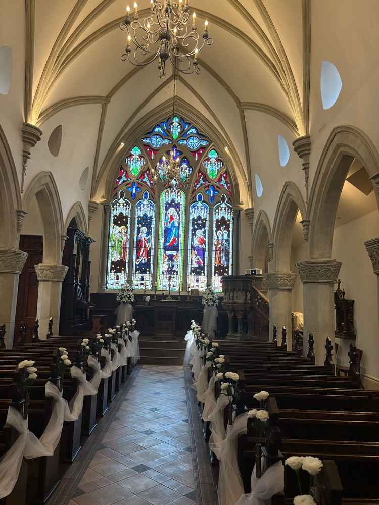 別館の大聖堂。こちらもステンドグラスが大きく素敵でした。