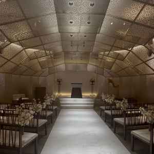 チャペルの扉が開いた瞬間、感動的なデザイン性で唯一無二の思い出になりそう。