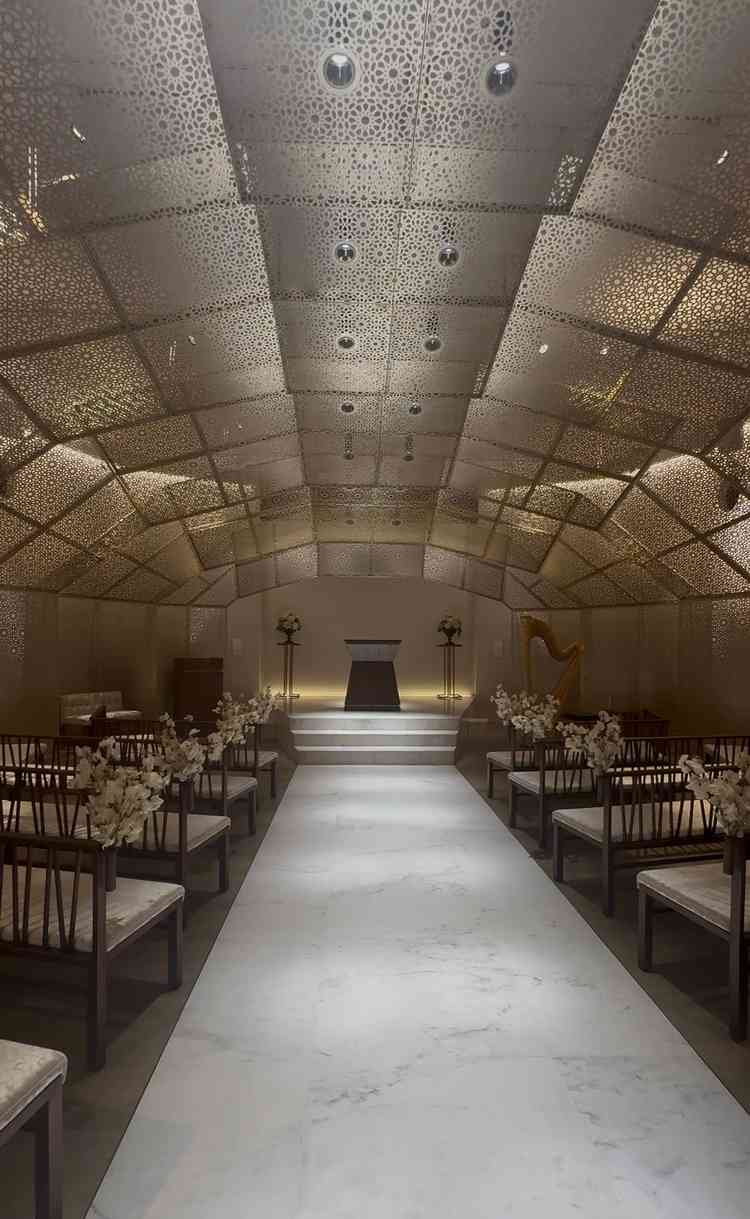 チャペルの扉が開いた瞬間、感動的なデザイン性で唯一無二の思い出になりそう。