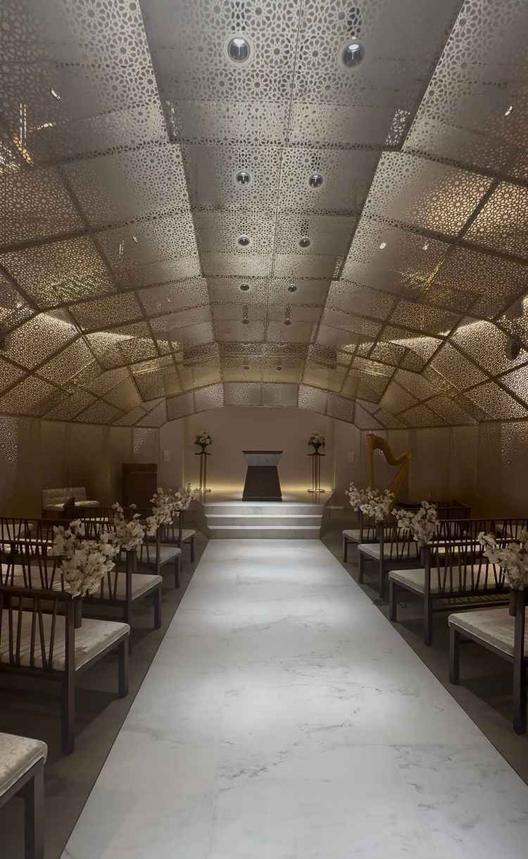 チャペルの扉が開いた瞬間、感動的なデザイン性で唯一無二の思い出になりそう。