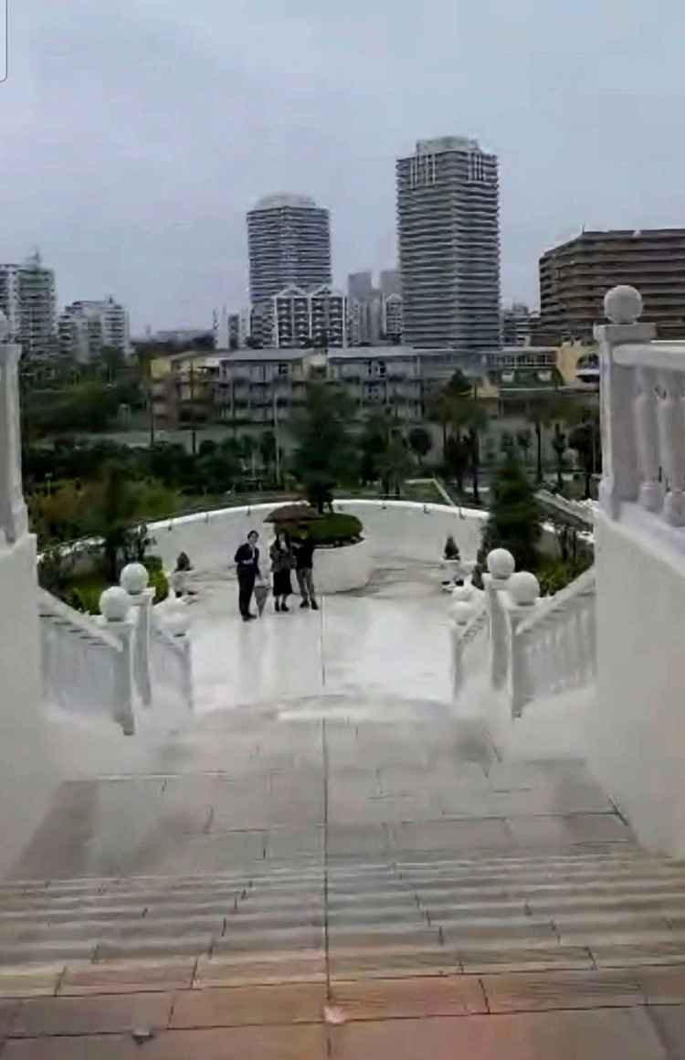 チャペルから出たところ大階段があって音楽もベルも素敵だった