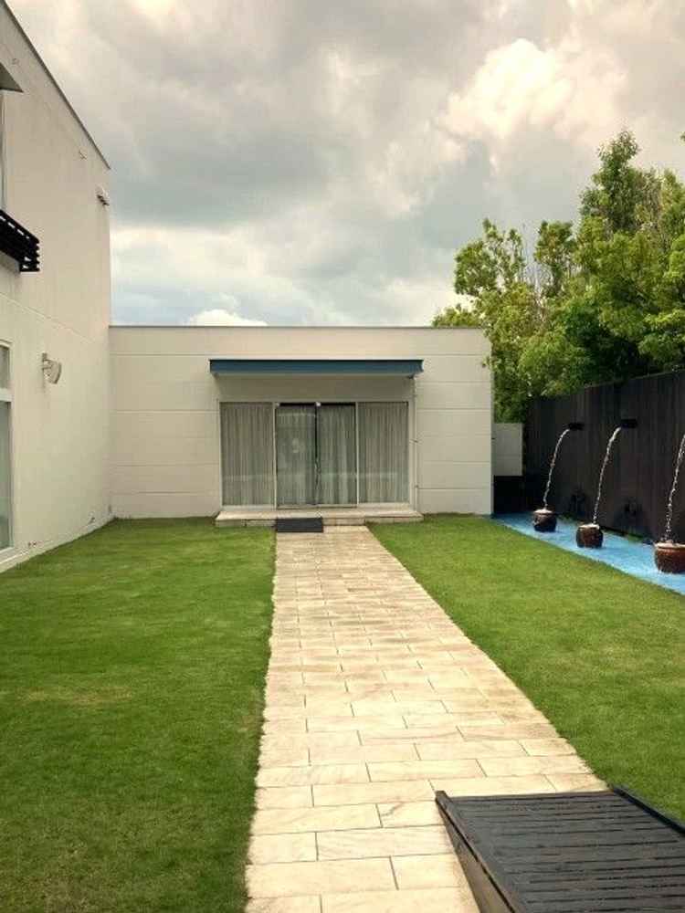 チャペル前の庭