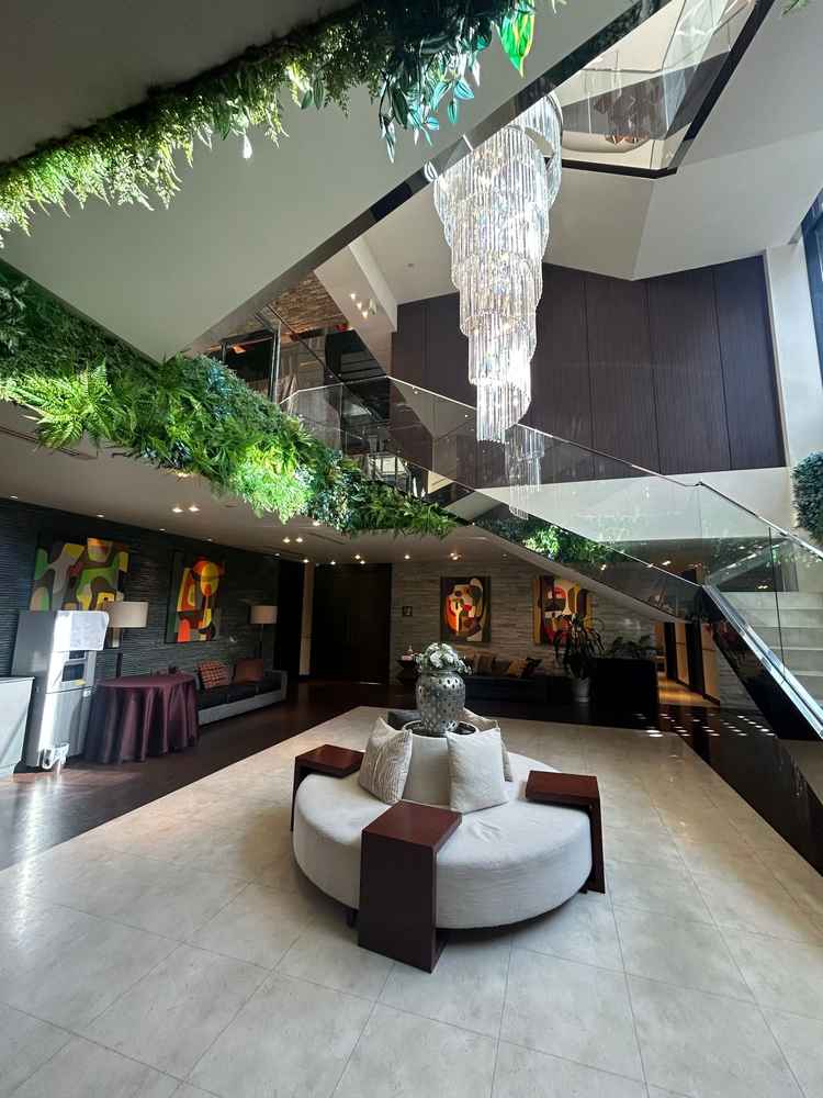 エントランスの写真。天井がとても高く開放感がありました。