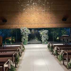 お伺いした時間が日没くらいだったので夜のチャペルはこのような雰囲気でした。おしゃれな雰囲気でした。