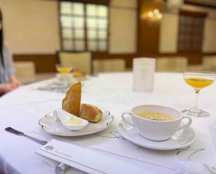 ここのスープは特別に美味しかった。生クリームを使用してるとの事で濃厚だが飲みやすいスープでした。