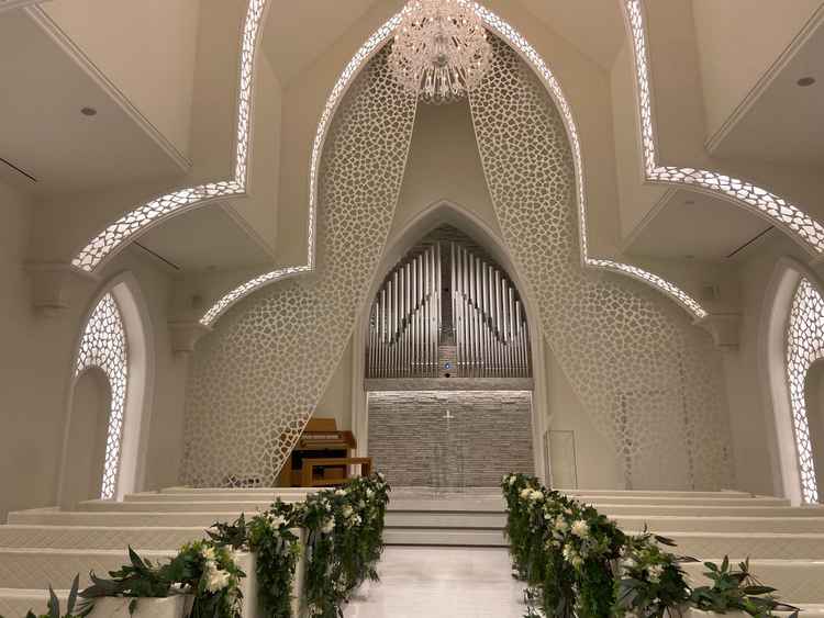 真っ白なチャペル、写真だと閉鎖感がありましたが、実際に行ってみると、天井は高く広い印象でした！