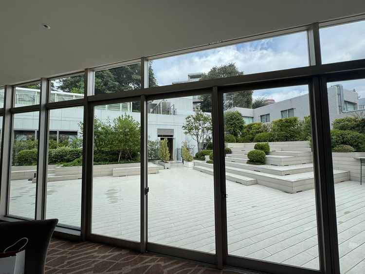 披露宴会場に面した中庭です。屋台など、オリジナルの催しをここで開けるのが魅力的でした。