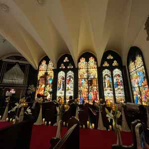 横もステンドグラスなのでどの角度からの写真も映えそうです。