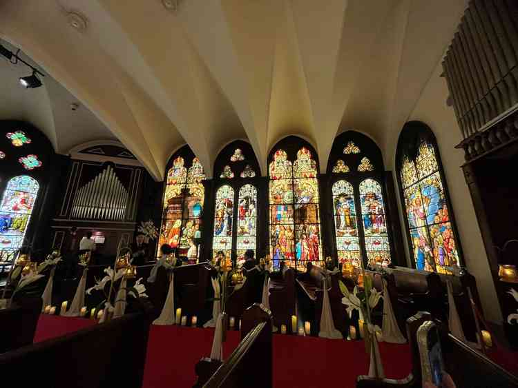 横もステンドグラスなのでどの角度からの写真も映えそうです。