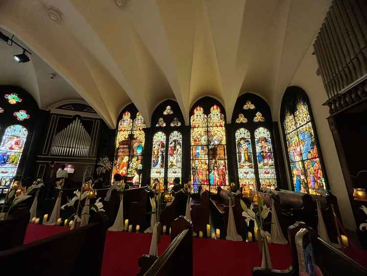 横もステンドグラスなのでどの角度からの写真も映えそうです。