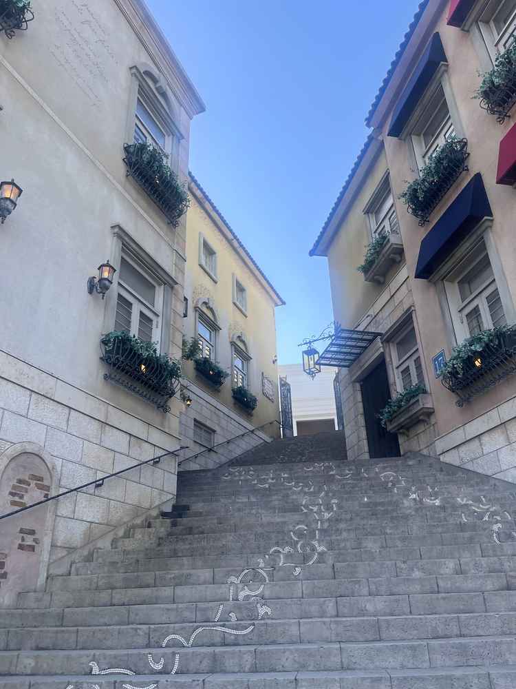 公式サイトでも代表的な景観として出ている階段とイタリアの街並みを再現した建物。床の模様も素敵。