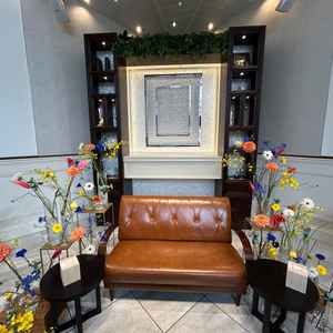 シンプルながらも可愛らしいソファの高砂席