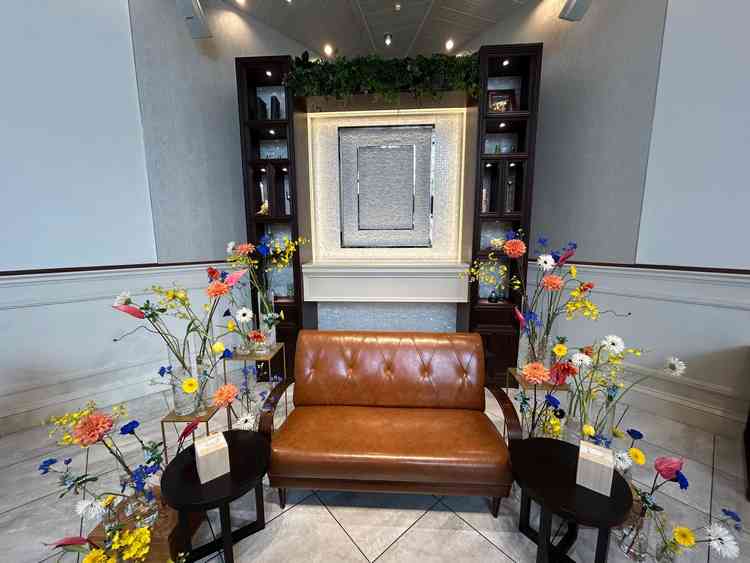 シンプルながらも可愛らしいソファの高砂席