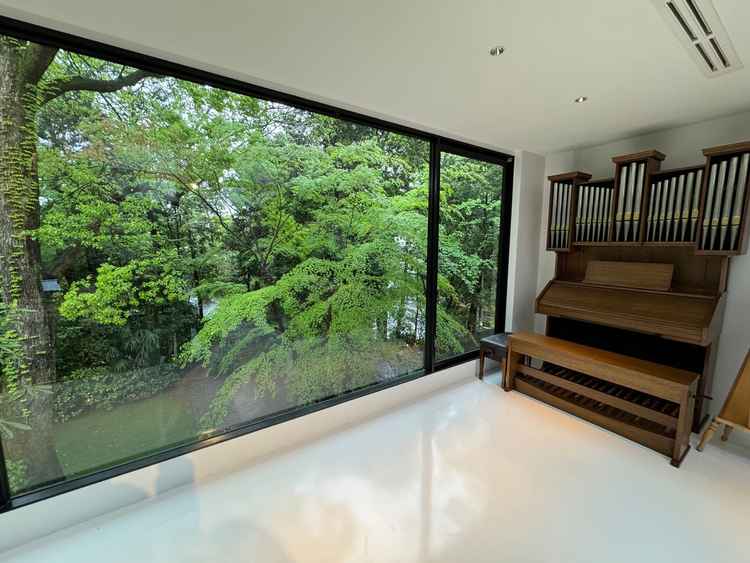 チャペルの正面ガラス一面にみえるお庭の緑がとても素敵でした。