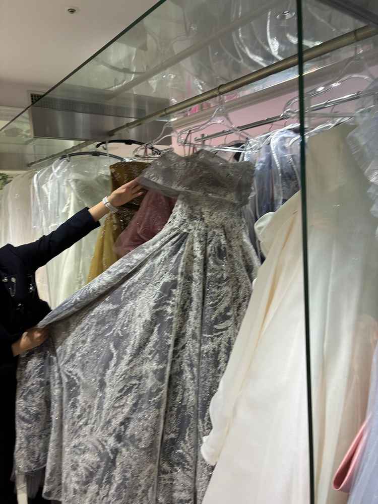 ドレスサロンの写真。ウェディングドレスからカラードレスで種類がたくさんありました。