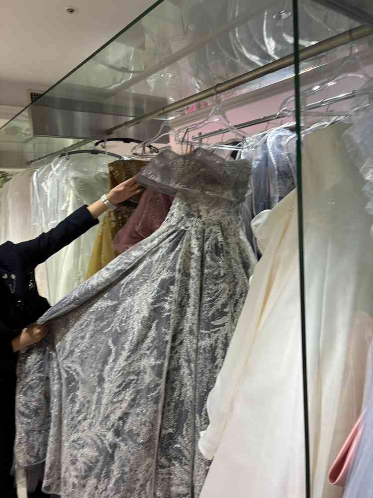 ドレスサロンの写真。ウェディングドレスからカラードレスで種類がたくさんありました。