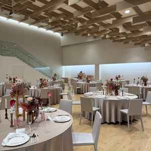 披露宴会場ー隈研吾の建築が見え、参列者の視線の動向まで計算された会場に感動しました