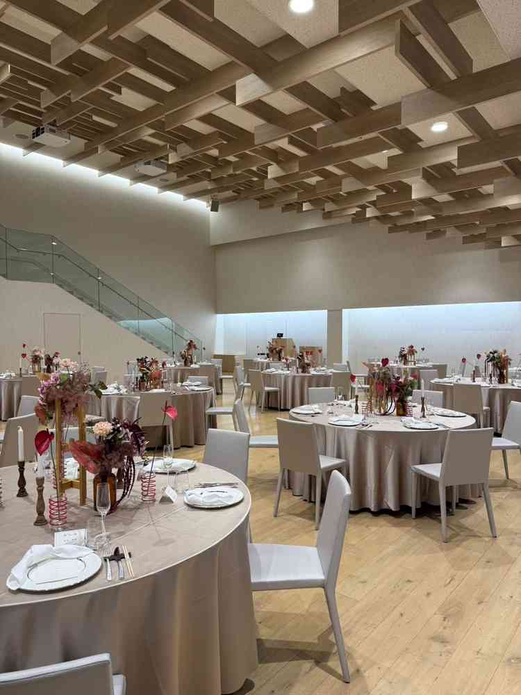 披露宴会場ー隈研吾の建築が見え、参列者の視線の動向まで計算された会場に感動しました