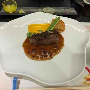 試食会の牛フィレステーキの写真。とても美味しかったです。お魚のお造りの試食もありました。