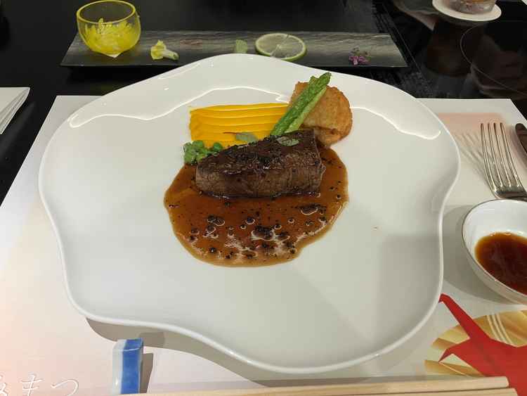 試食会の牛フィレステーキの写真。とても美味しかったです。お魚のお造りの試食もありました。