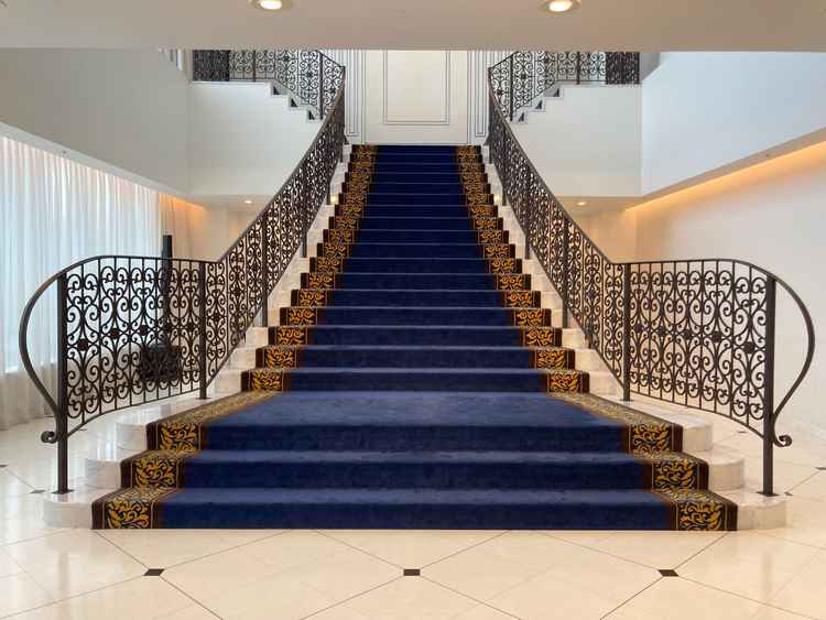 挙式場から披露宴会場までの階段の写真。ここでブーケトスや写真を撮ったりするとのことです。