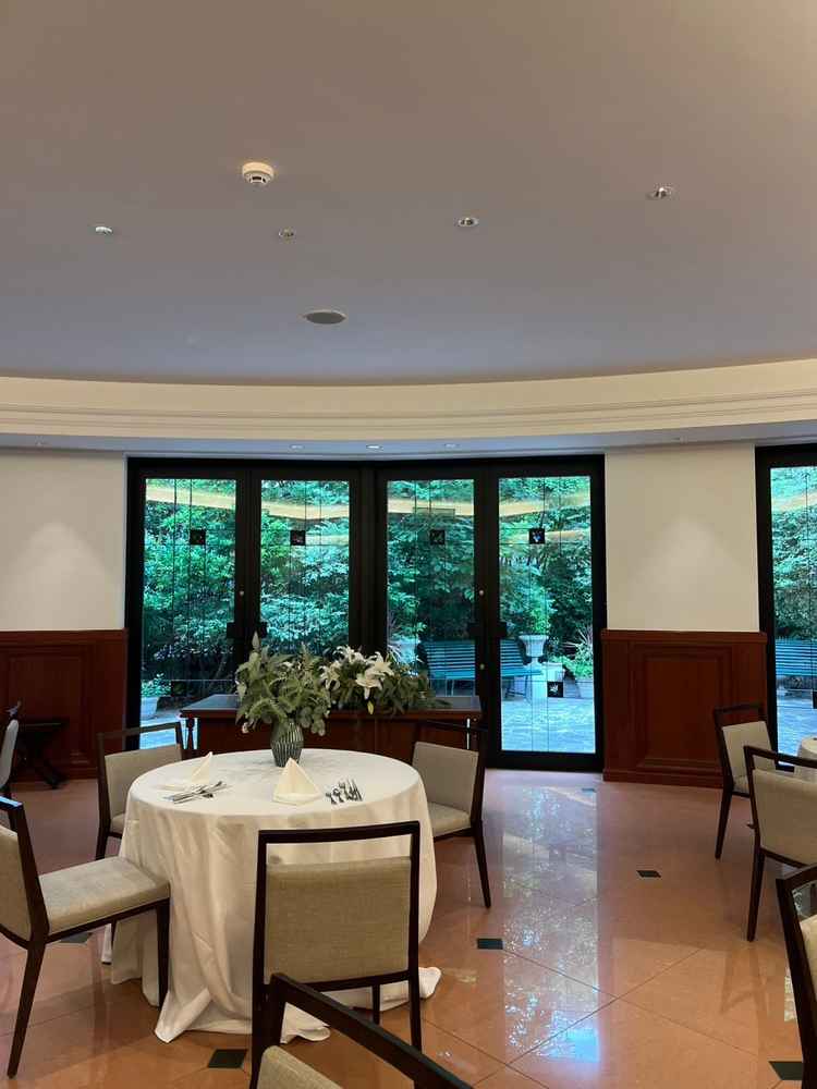 披露宴(食事会)会場は私たちの式の規模感に丁度良い広さ、窓も大きく明るい印象だった