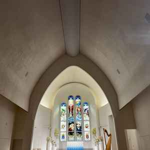 チャペル内は素敵なステンドグラスがあり、高さのある天井のため開放感があります。